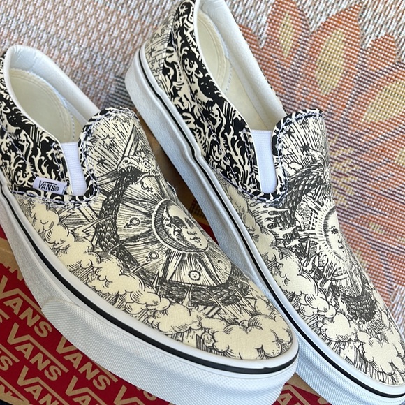 Vans WMNS Classic Slip-0n
(Ouroboros) Black/Tr Wht
VN0A4U38WT8
Sneakers - Picture 10 of 16